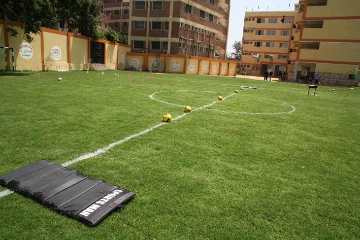 ملاعب كرة القدم في مدارس العمران الحديثة للغات